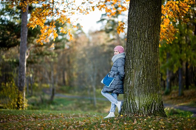 Tienermeisje in de herfstpark