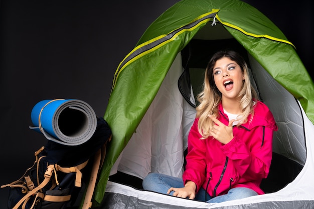 Foto tienermeisje in een camping groene tent