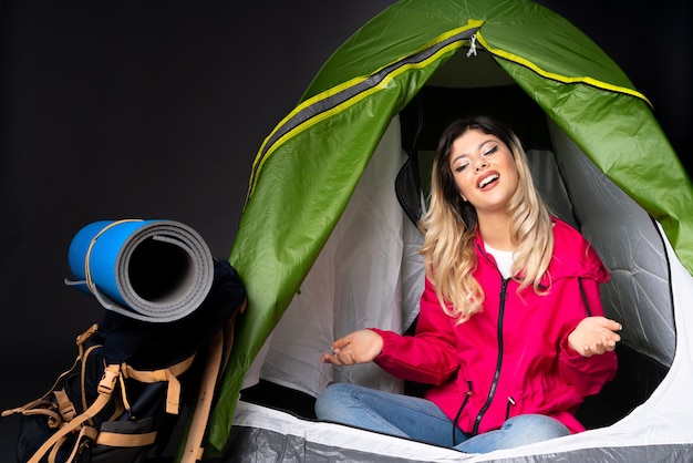 Foto tienermeisje in een camping groene tent