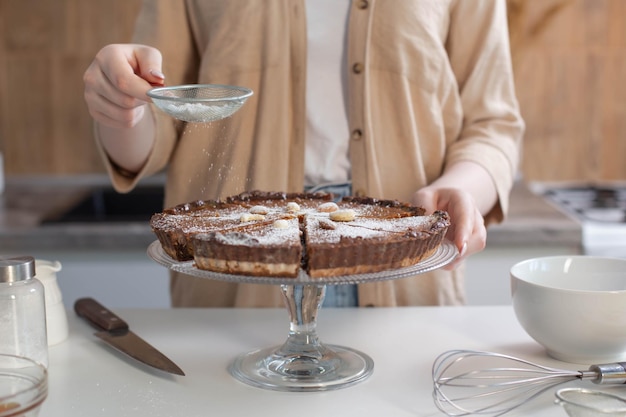 Tienermeisje kookt notentaart in de keuken