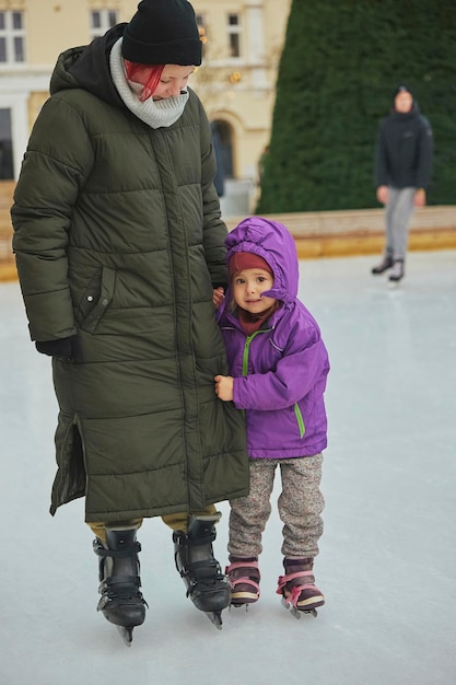 Foto tienermeisje leert haar zusje schaatsen in denemarken