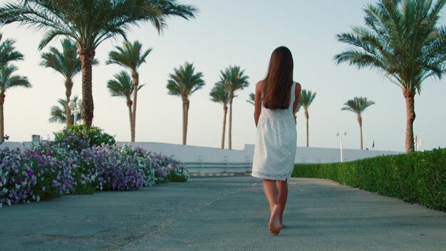 Tienermeisje lopen op exotisch park Jonge vrouw genieten van zomervakantie