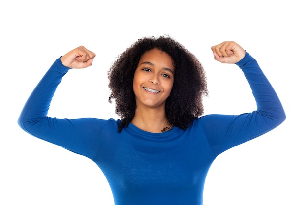 Tienermeisje met afrohaar dat blauwe geïsoleerde sweater draagt