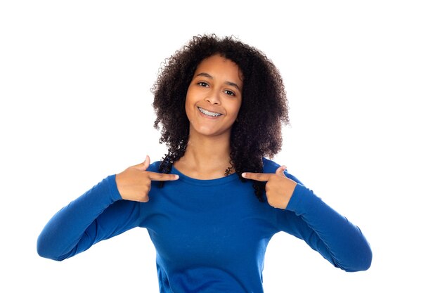 Tienermeisje met afrohaar dat blauwe geïsoleerde sweater draagt