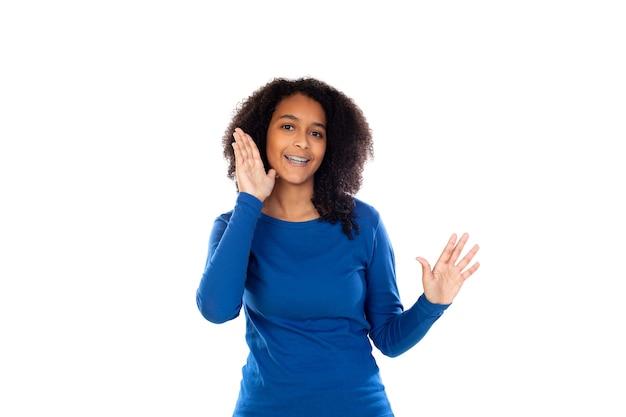 Tienermeisje met afrohaar dat blauwe geïsoleerde sweater draagt