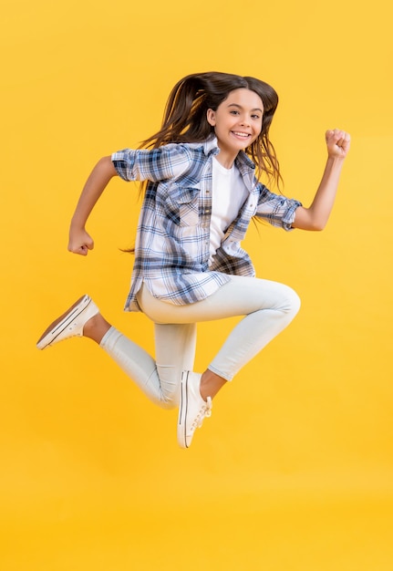 tienermeisje met geruit overhemd casual stijl van tienermeisje tienermeisje springen gelukkige jeugd gen z stijlvol shirt voor het dagelijks leven trendy studentenstijl stijlvol tienermeisje