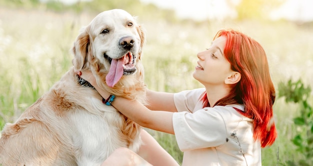 Tienermeisje met golden retrieverhond