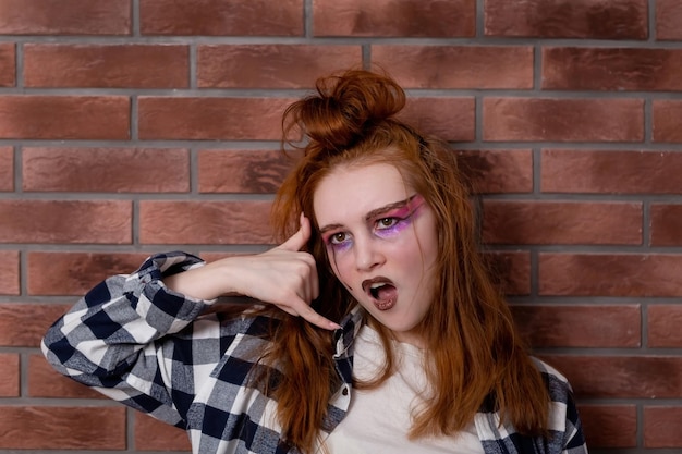 Tienermeisje met rood haar en lichte make-up generatie z