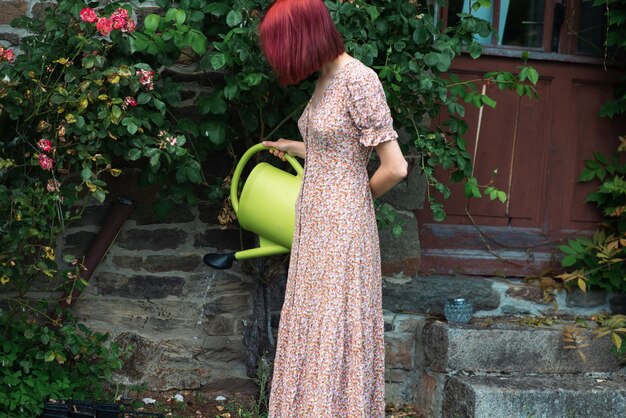 Tienermeisje met rood haar in zomerjurk