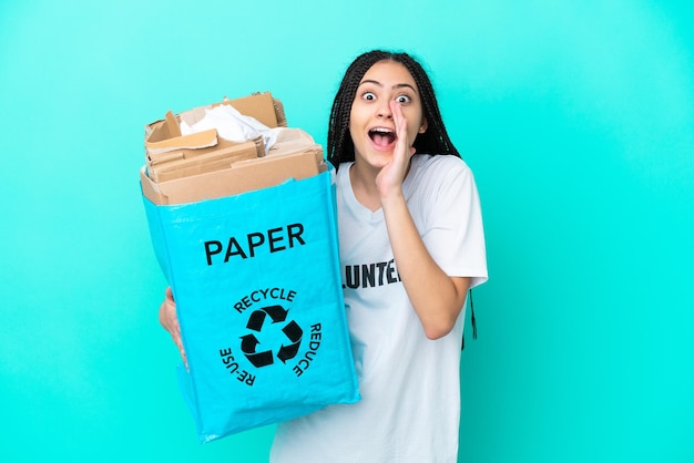 Tienermeisje met vlechten die een tas vasthouden om te recyclen, schreeuwen en iets aankondigen