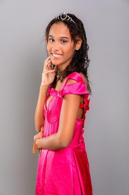 Foto tienermeisje mooi gelukkig staande dragen roze kleur jurk geïsoleerd op een grijze achtergrond