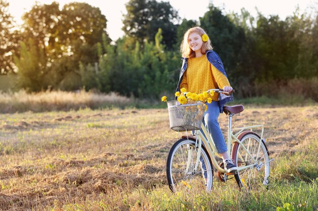 Tienermeisje op fiets op de zomergebied