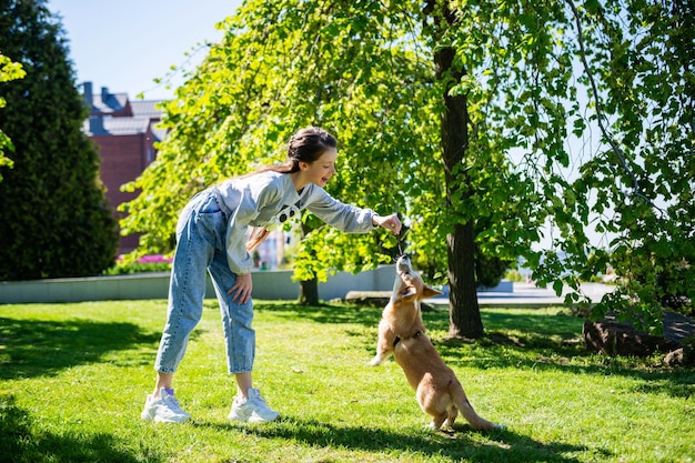 Tienermeisje plaagt haar hondje terwijl ze ermee speelt