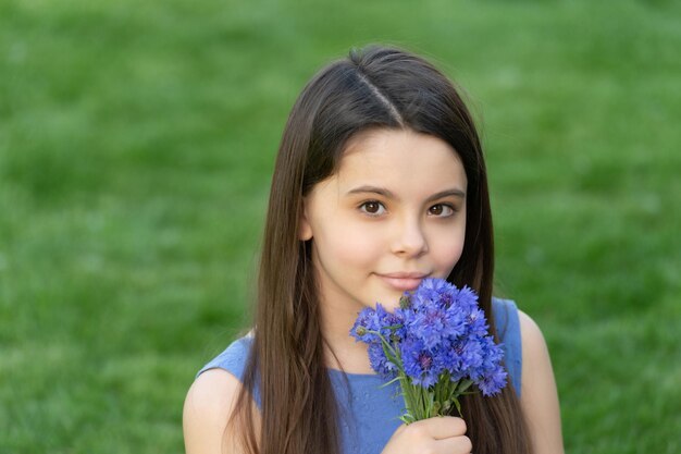 Tienermeisje ruikende bloemen mooi meisje op gras schattig meisje portret