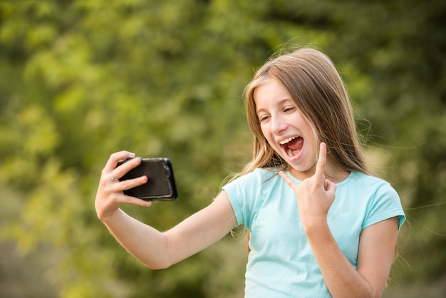 Tienermeisje selfie te nemen