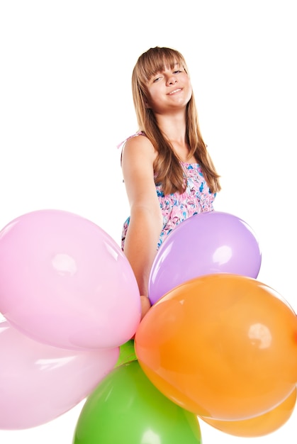 Tienermeisje spelen met ballonnen