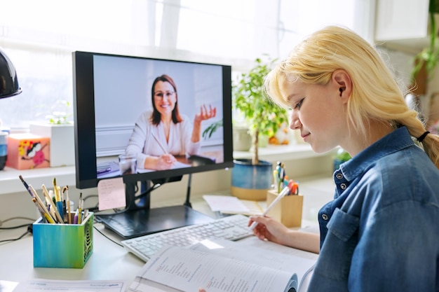 Foto tienermeisje studeert thuis online met behulp van computer