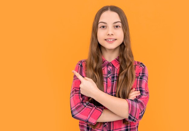 Tienermeisje wijsvinger in studio tienermeisje op achtergrondfoto van tienermeisje met lang haar