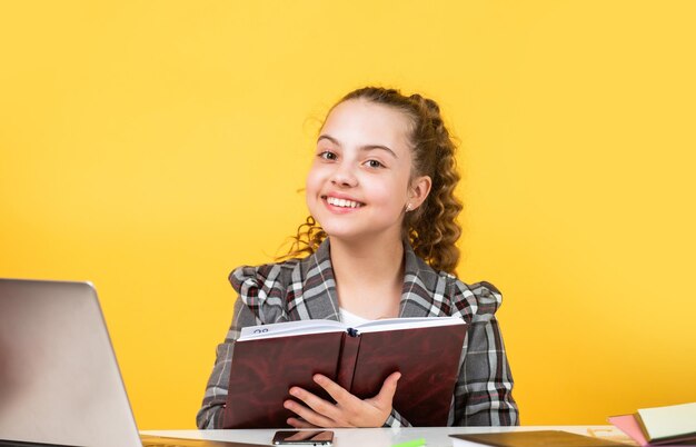 Tienermeisjesstudie thuis Onderwijscursus Informatie om te leren Moderne school Afstandsonderwijs Leerling met boek Slimme student Zelfonderwijs Thuisonderwijsconcept Communicatie sociale netwerken