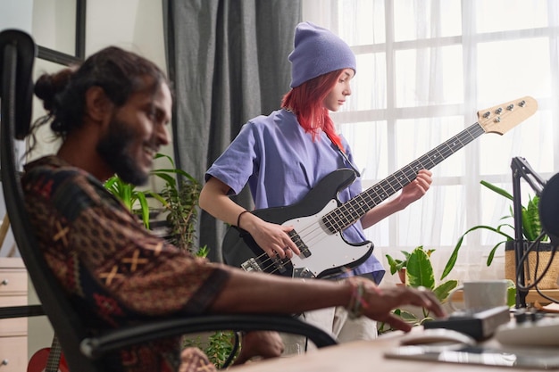 Foto tieners die basgitaar spelen.