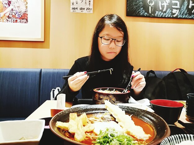 Foto tieners die eten in een restaurant.
