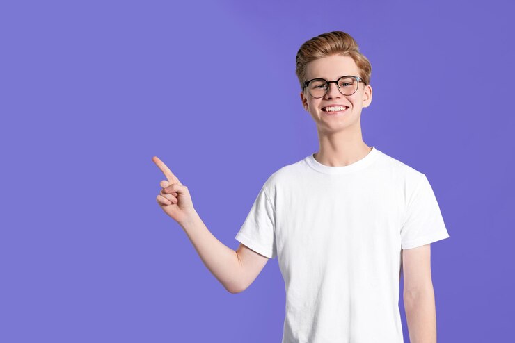 Foto tieners die naar iets wijzen op een paarse achtergrond ruimte voor tekst