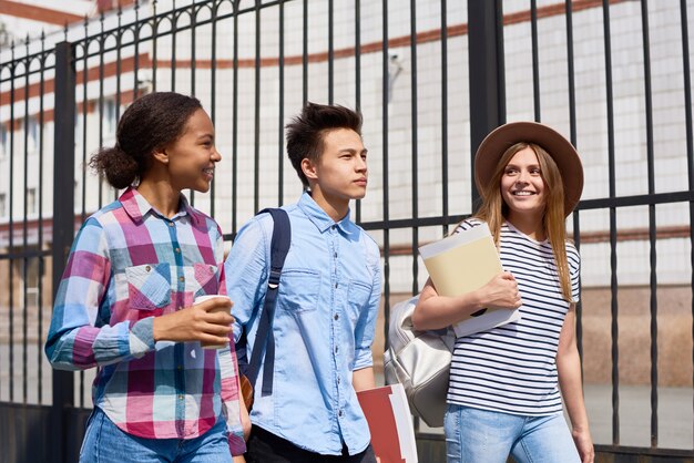 Tieners die naar school gaan