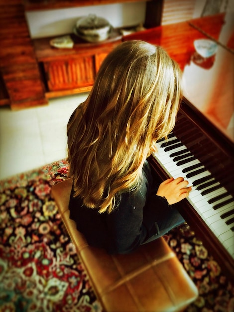 Foto tieners die piano spelen.