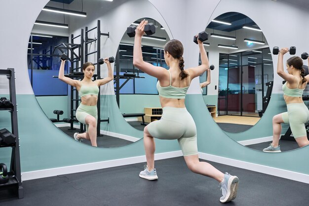 Foto tieners die sporten in de sportschool van een appartementencomplex