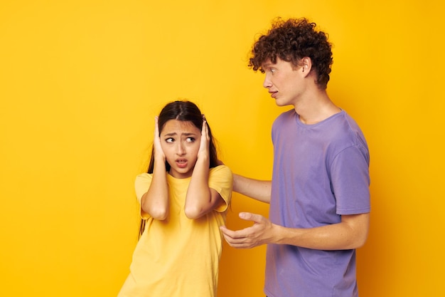 Tieners in kleurrijke t-shirts poseren vriendschap leuk geïsoleerde achtergrond ongewijzigd