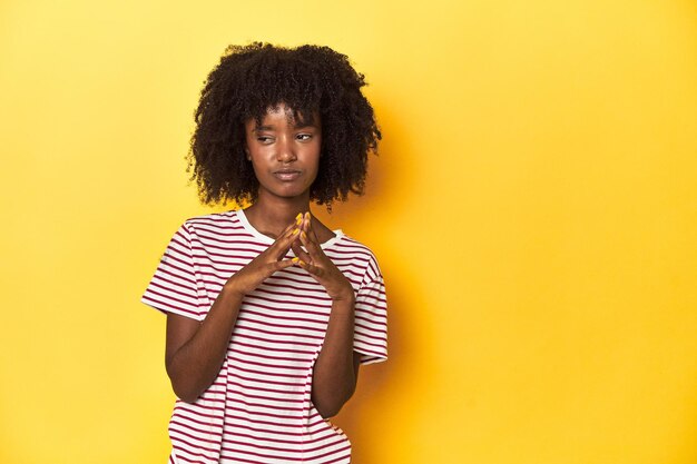 Foto tieners in rood gestreepte t-shirt gele studio achtergrond maken van een plan in gedachten het opzetten van een idee