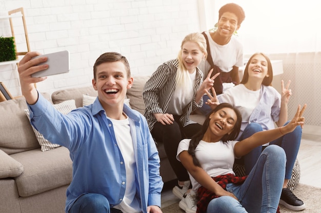 Tieners maken selfie en genieten ervan om samen tijd door te brengen