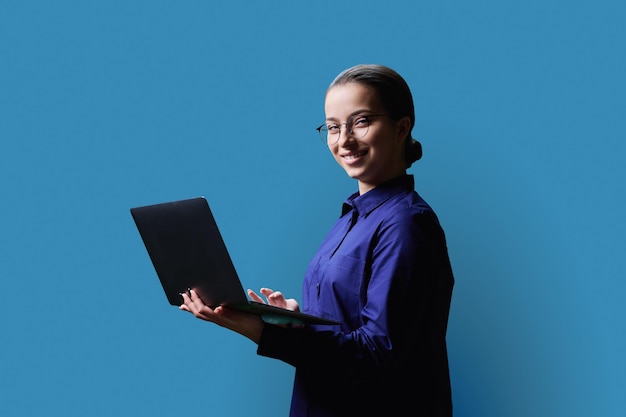 Tieners op een middelbare school met een laptop op een blauwe achtergrond