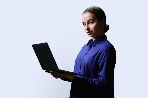 Tieners op een middelbare school met een laptop op een witte achtergrond