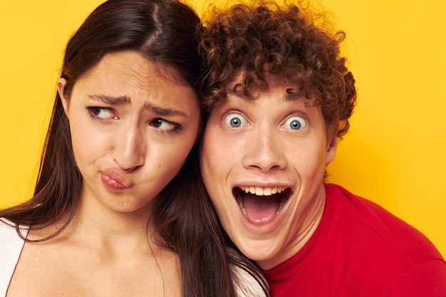 Tieners samen poseren emoties close-up geïsoleerde achtergrond ongewijzigd