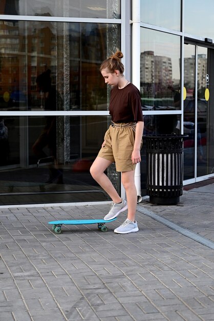 Tieners skateboarden in de stad.