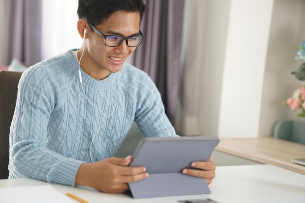 Tieners studenten dragen oorbellen werken via videoconferentie studeren online leren thuis
