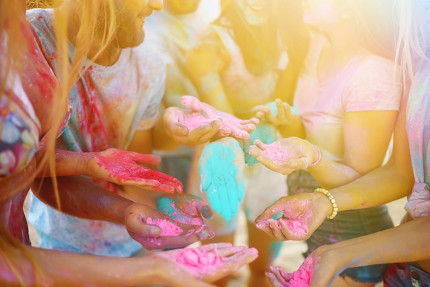 Tieners Vrienden hebben plezier op holi festival Beach Party Vier traditionele voorjaarsvakantie