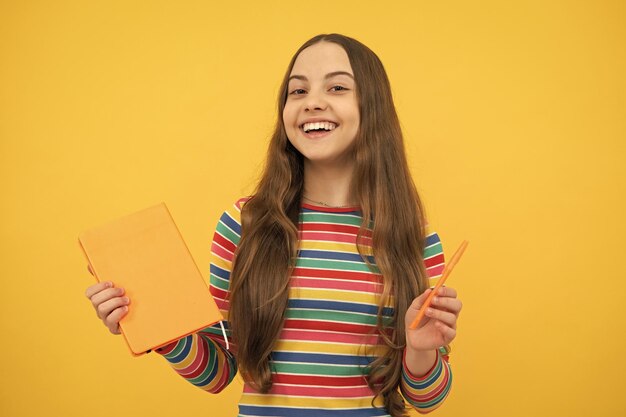 Tienerschoolmeisje met boeken Schoolmeisje student
