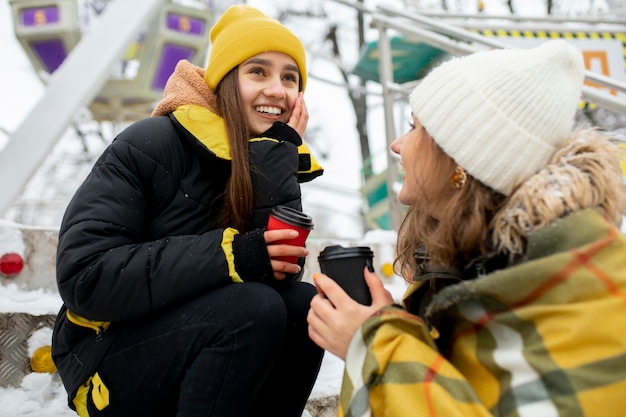 Tienervrienden die plezier hebben in de winter