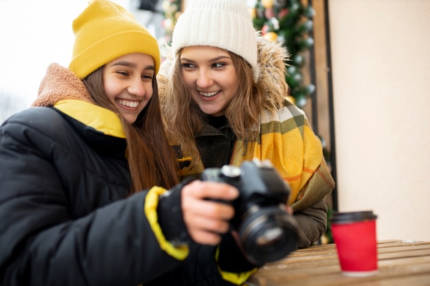 Tienervrienden die plezier hebben in de winter