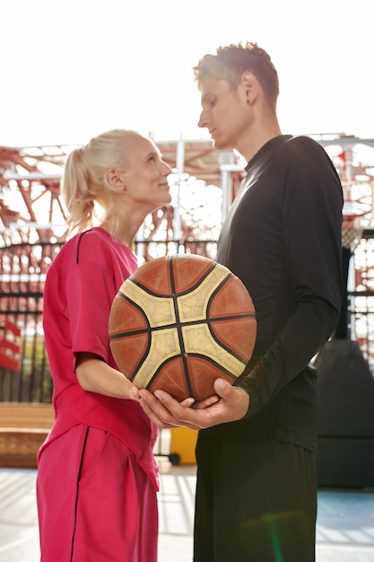 Tienervrienden genieten van een spelletje streetball op de buitenbaan