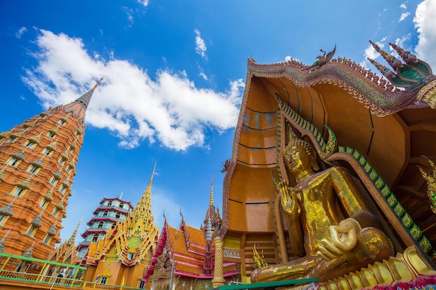 タイのカンチャナブリにあるタイガーケーブテンプルワットタムスアは美しい日なのでとても人気があります
