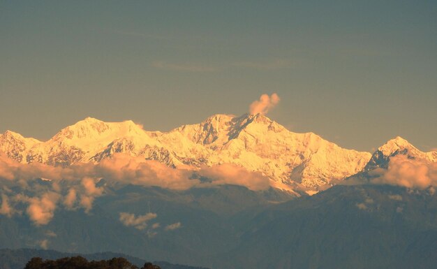 Photo tiger hill view with purple snowy pointed tops at sunset skyline background darjeeling