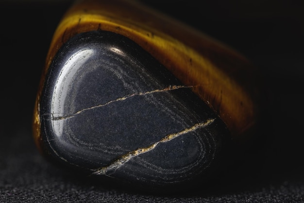 Foto l'occhio di tigre è una varietà di quarzo contenente inclusioni di crocidolite un minerale appartenente al gruppo dell'amianto la presenza di queste fibre isoorientate giallo tendente all'oro