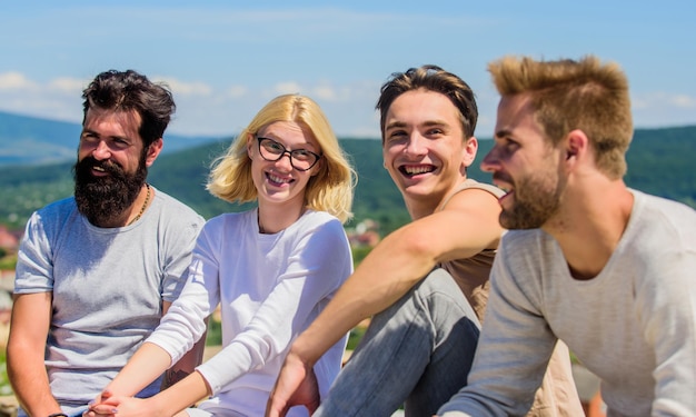 Tijd doorbrengen met vrienden Zomervakantie Vrolijke vrienden communiceren Samen hangen Mannen en vrouw praten natuur achtergrond Jeugd ontspannen Zorgeloos vrienden concept Ware vriendschap