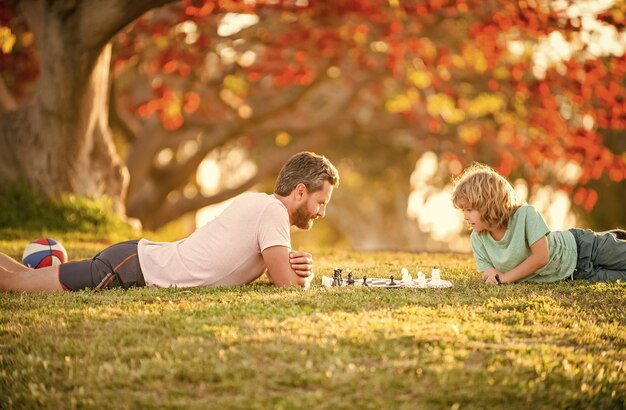 Tijd doorbrengen samen strategisch en tactisch mentorschap vader en kind spelen logisch spel