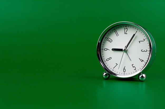 Tijd en werk in het dagelijks leven Foto van een moderne klok in een hoogwaardige fotostudio