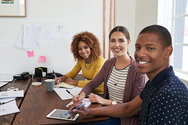 Tijd om productief te zijn shot van een groep collega's die een vergadering heeft in een modern kantoor