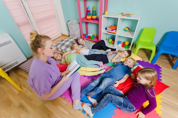 Tijd om verhalen te lezen op de crèche